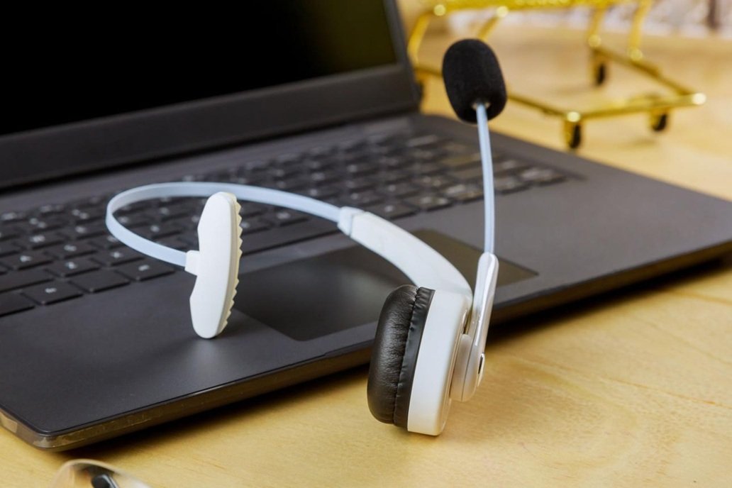 Wireless office headset for flexible work and clear business calls